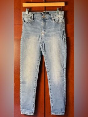 Wallflower Light Wash Faded Cropped Skinny Jeans Size 7